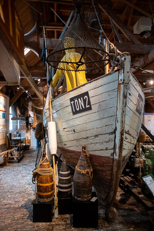 Oude vissersboot in het visserijmuseum in Zoutkamp