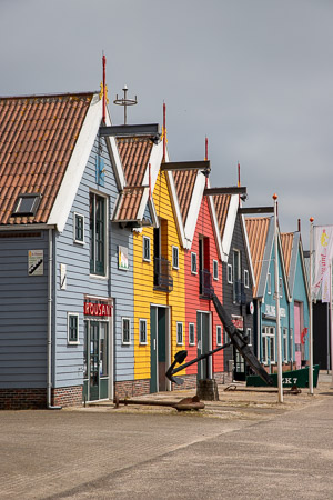 Kleurrijke loodsen in Zoutkamp